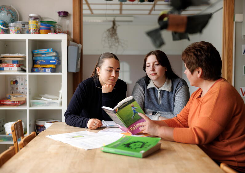 To studenter som blir veiledet av barnehagelærer.