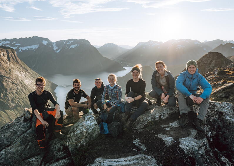 studenter på fjellet i solskinn