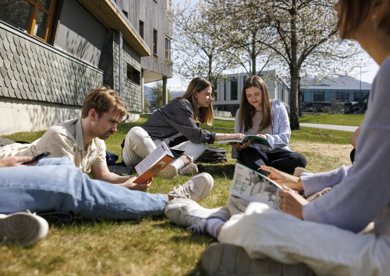 Studentar nyt sola på campus i Volda.