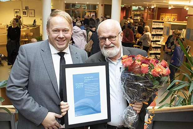 Prorektor Odd Helge Mjellem Tonheim (t.v.) og professor Jan Inge Sørbø